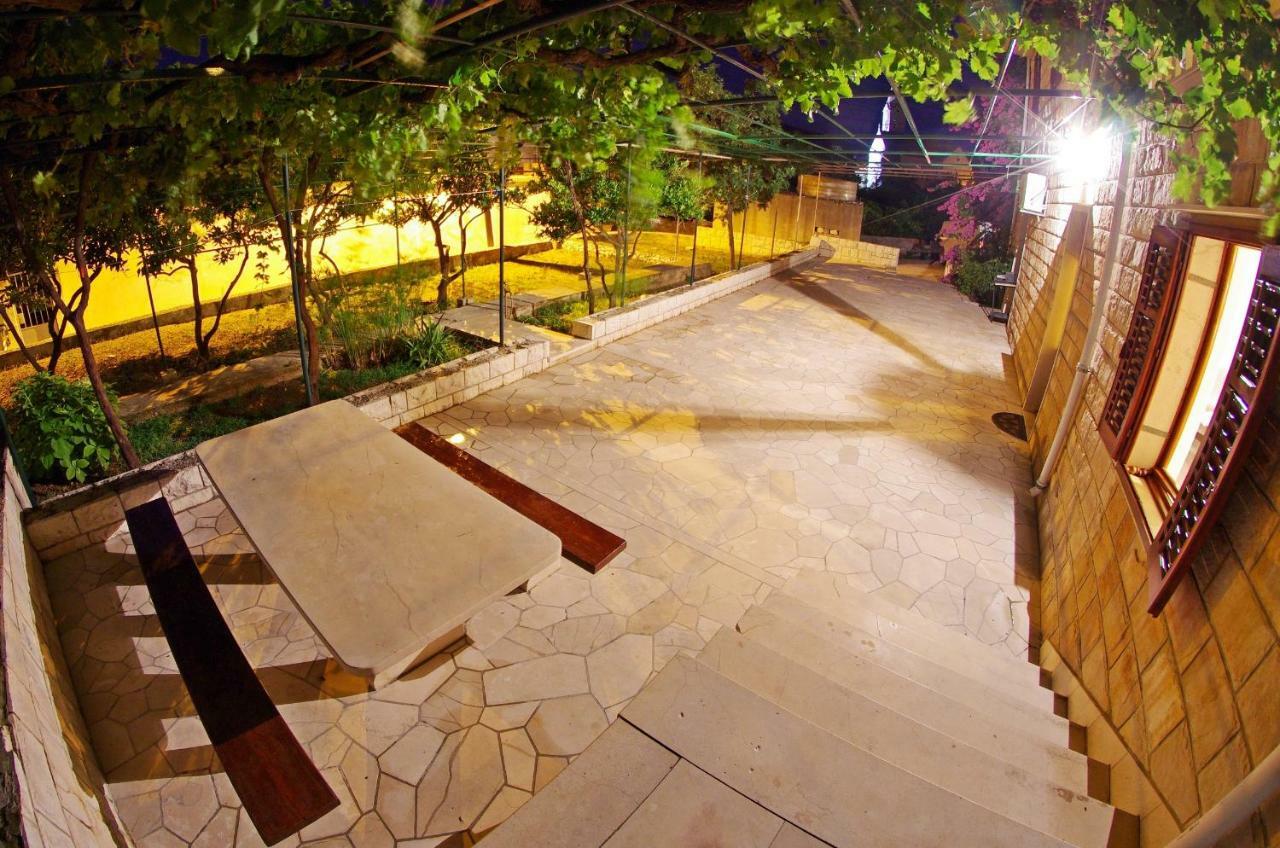 Large And Charming Apartment Near Beach With Big & Sunny Terrace Сумартин Экстерьер фото
